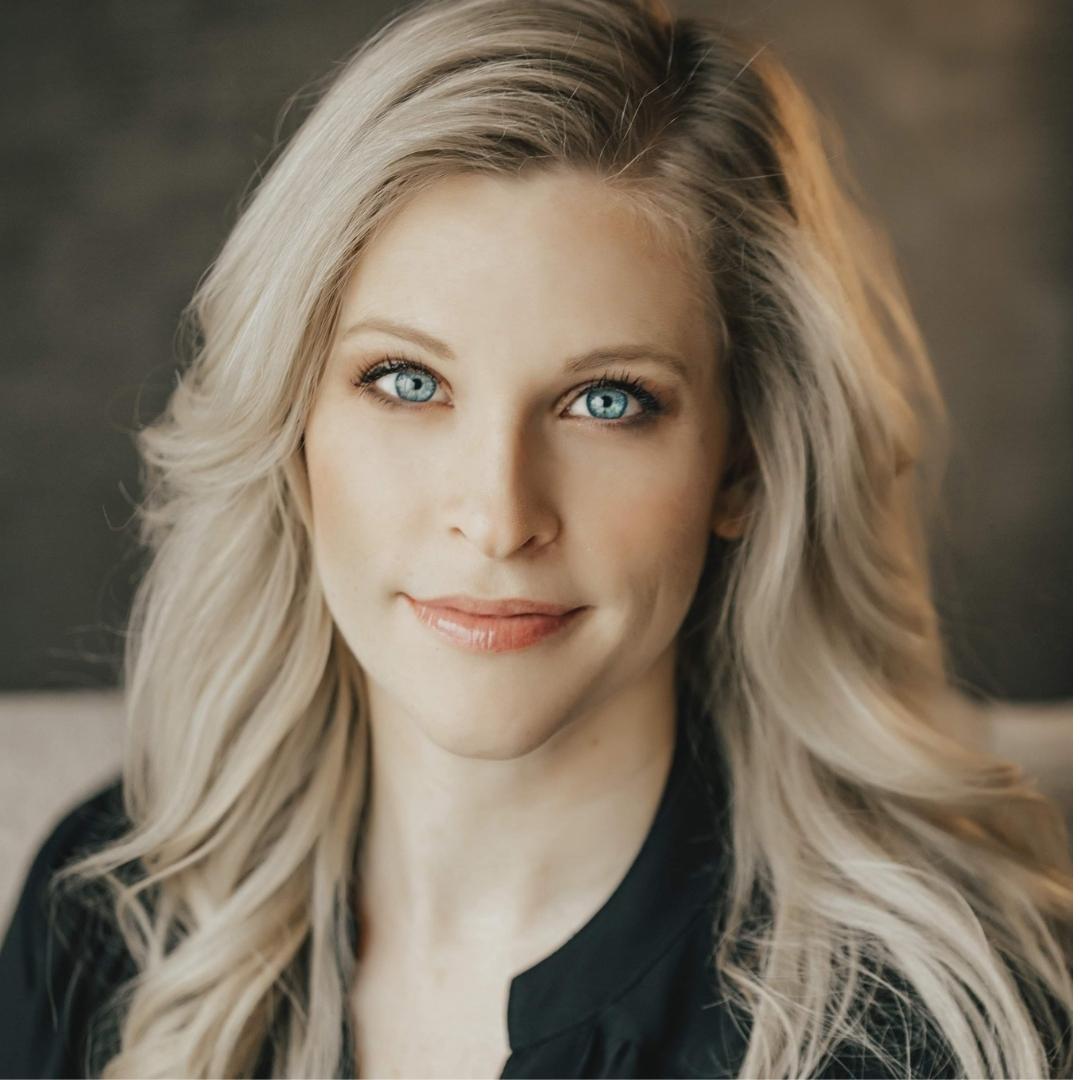 Portrait Devney Perry